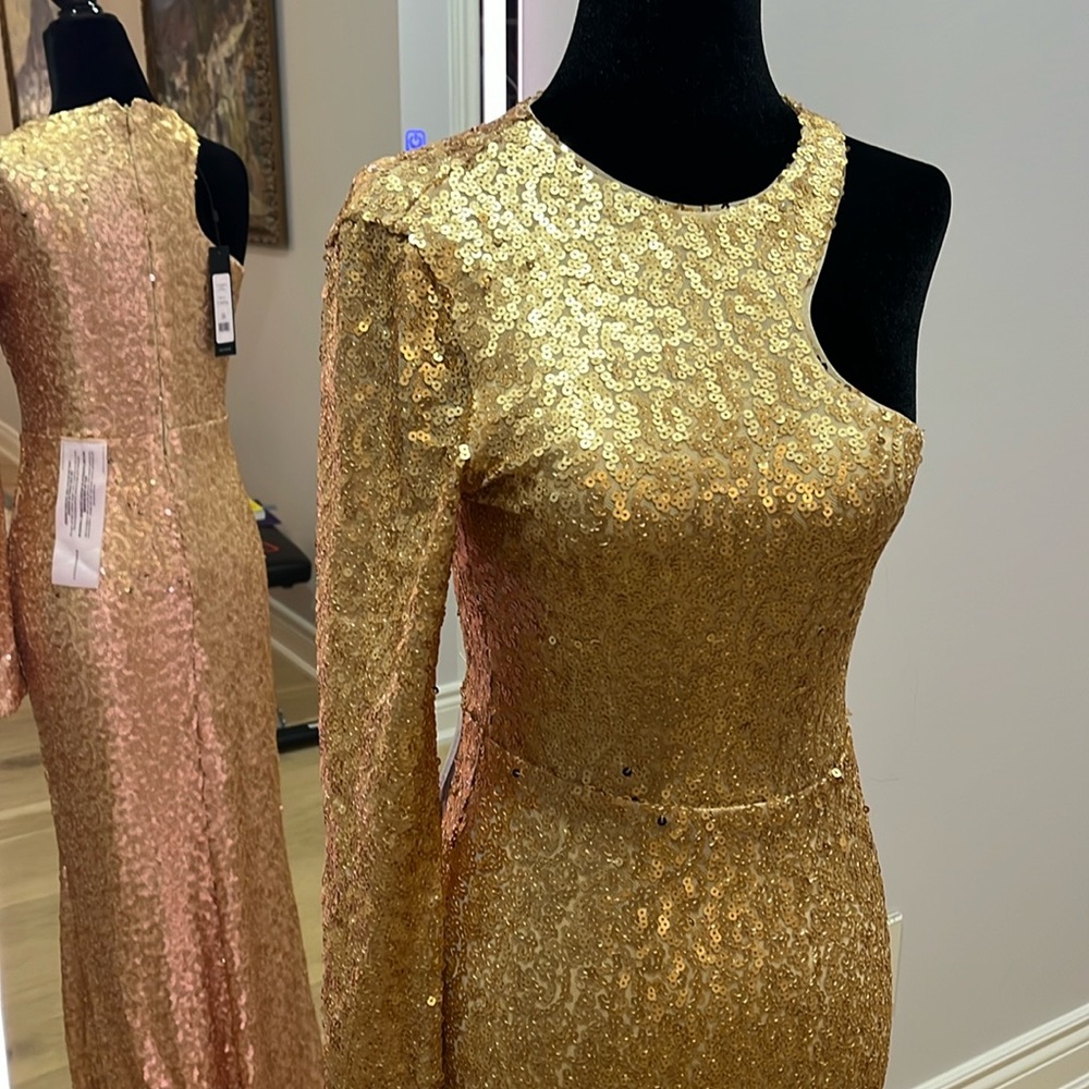 A stunning, brand new BCBG dress. Size XS-S, very stretchy, fits US sizes 2-6.